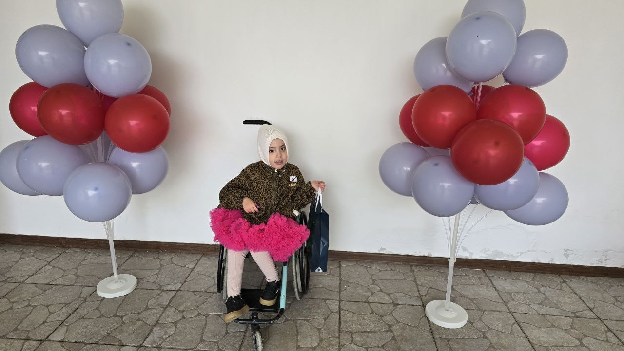 В новой коляске Зуле будет очень удобно играть со своими сестричками!