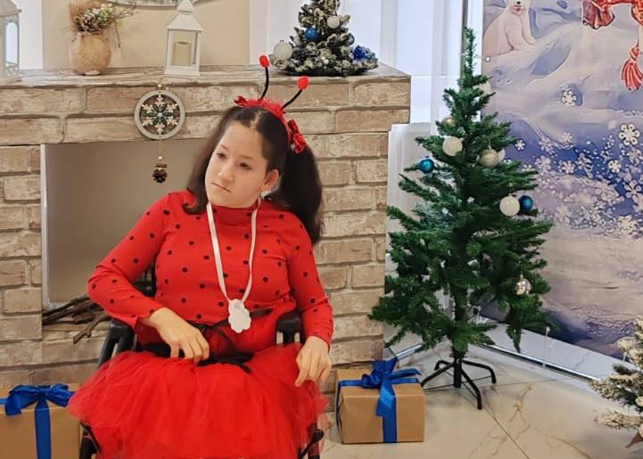 Ангелина не может передвигаться самостоятельно из-за диагноза спина бифида и ей нужна активная коляска