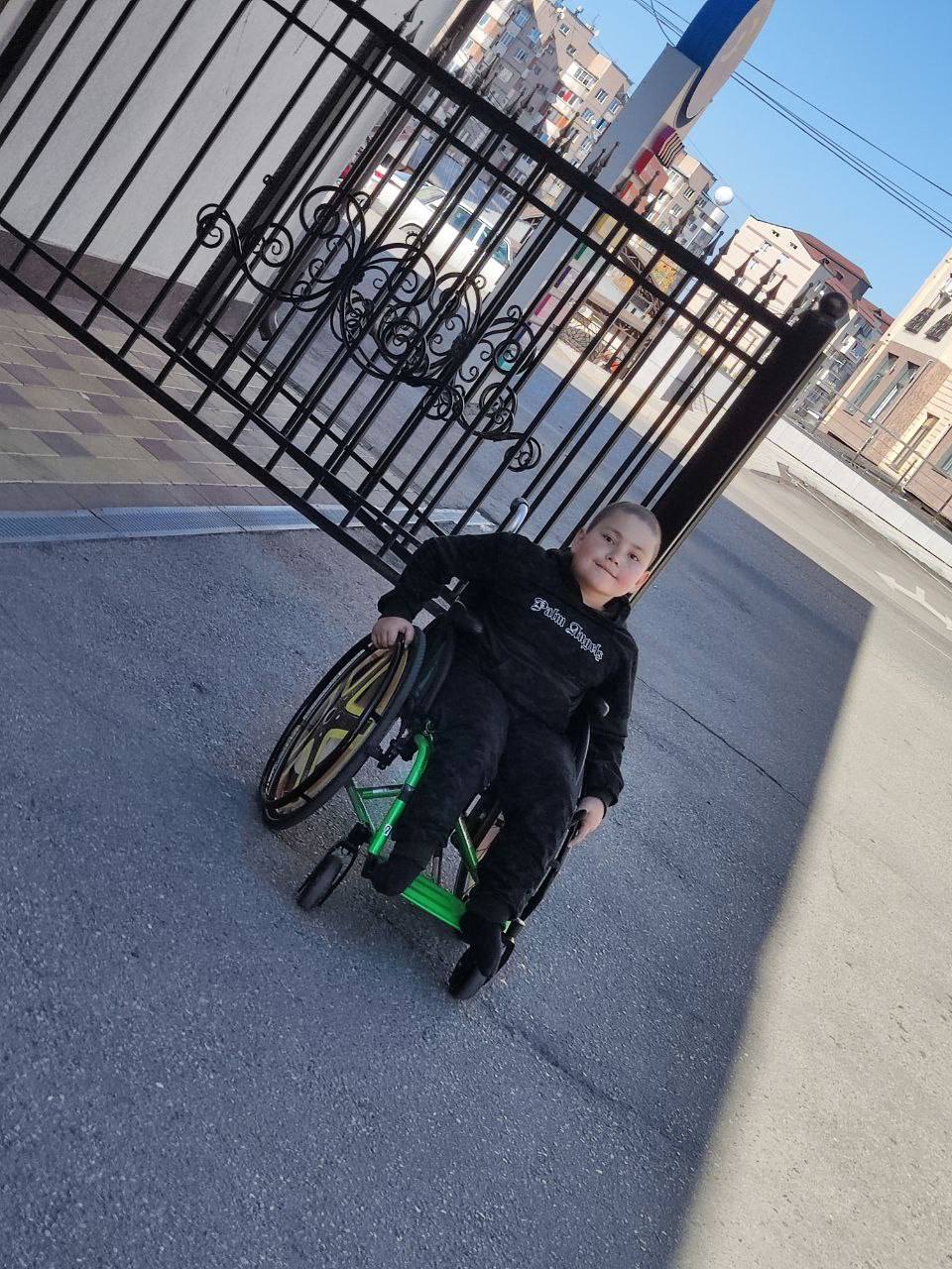 Осману, мальчику со спина бифида, нужна новая коляска!