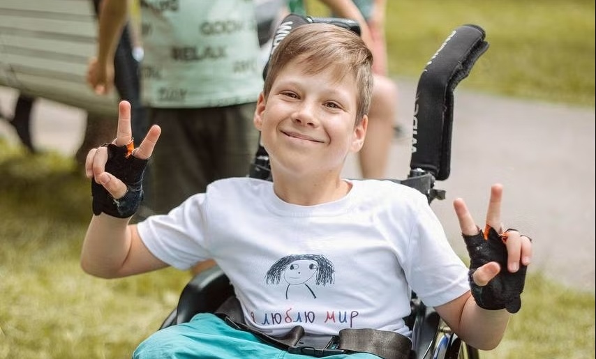 Матвею необходима новая активная коляска, чтобы быть мобильным и самостоятельным!