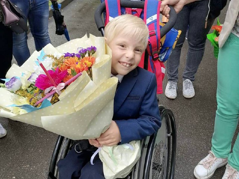 Андрей уже вырос из старой коляски, а на новой ему будет намного удобнее передвигаться!