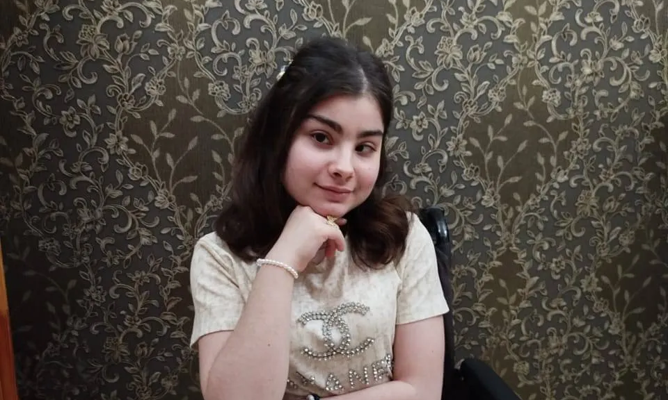 После долгих операций Хади так и не смогла научиться ходить. Единственный шанс для нее – активная коляска!