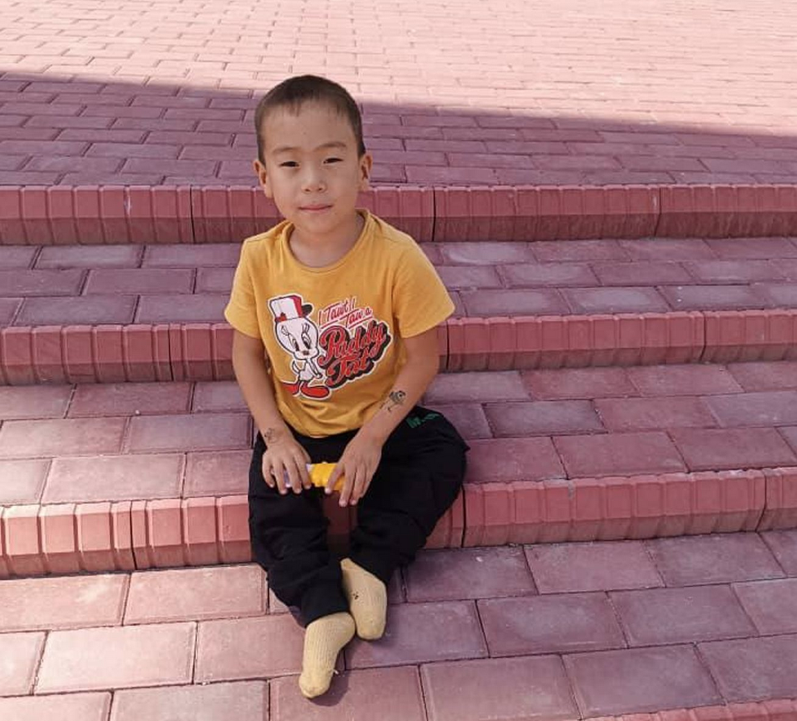 Чтобы расти и развиваться правильно Самидину нужна коляска!